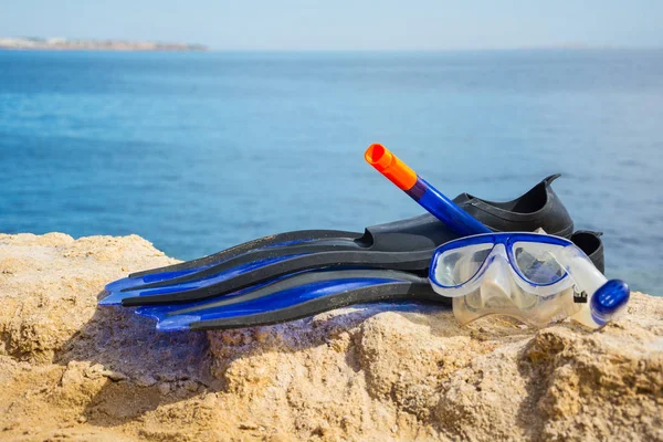 Masker Met Een Buis Met Snorkel Flippers Achtergrond Van Zee — Stockfoto