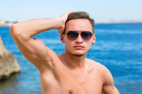 Retrato Jovem Atlético Bonito Sentado Praia — Fotografia de Stock