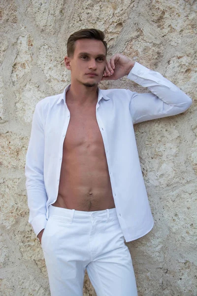 Retrato do jovem homem bonito em uma camisa branca e t branco — Fotografia de Stock