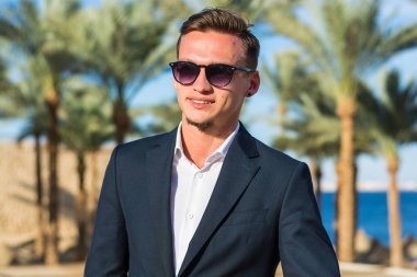 Deniz ba, takım elbiseli bir genç yakışıklı gülümseyen adam portresi