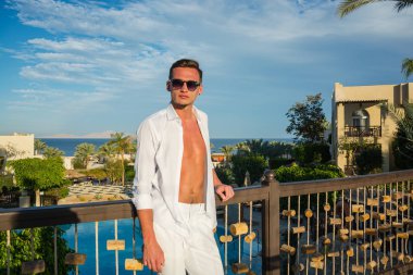 Köprüde bir beyazlı duran genç yakışıklı adam bir 