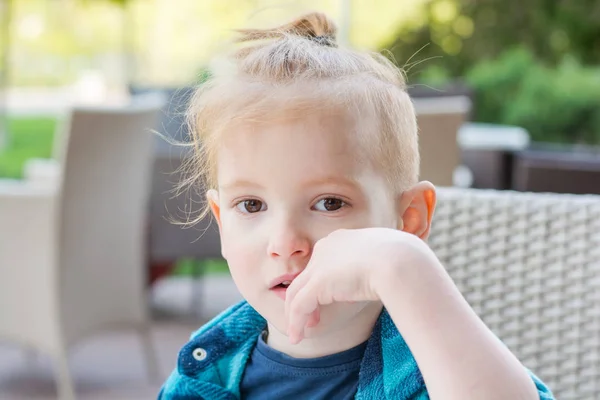 Portrait d'un petit garçon mignon dans le café — Photo