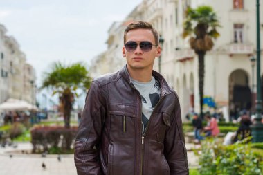 Güneş gözlüğü genç yakışıklı adam, turist, yaya Ari