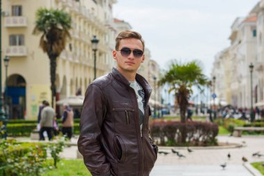 Güneş gözlüğü genç yakışıklı adam, turist, yaya Ari