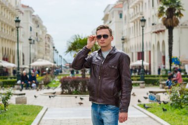 Güneş gözlüğü genç yakışıklı adam, turist, yaya Ari