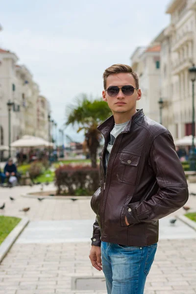 Joven hombre guapo en gafas de sol, turista, en el Ari peatonal —  Fotos de Stock