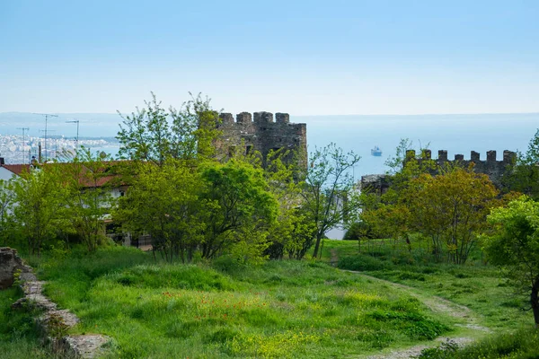 Footpath to the sea and poppies in the meadow and fortress wall — Stock Photo, Image