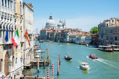 Venedik Santa Lucia Railw yakın bir büyük kanal, güneşli bir görünüm