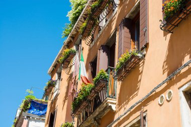 Pencereler ve V çiçekler kepenkleri ile güzel ev cephe