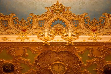 La Fenice Tiyatrosu oditoryumunda bir saat ile zengin dekore tavan parçası