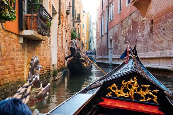 La partie avant de la télécabine sous le pont de Venise . — Photo
