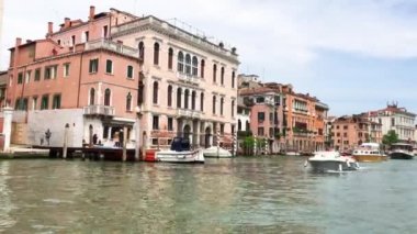 Güneşli bir günde Venedik, İtalya'daki Büyük Kanal'ın görünümü