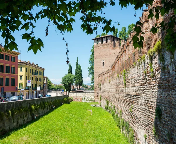 Verona, Italia. Vista del castillo Castelvecchio es un castillo en V — Foto de Stock