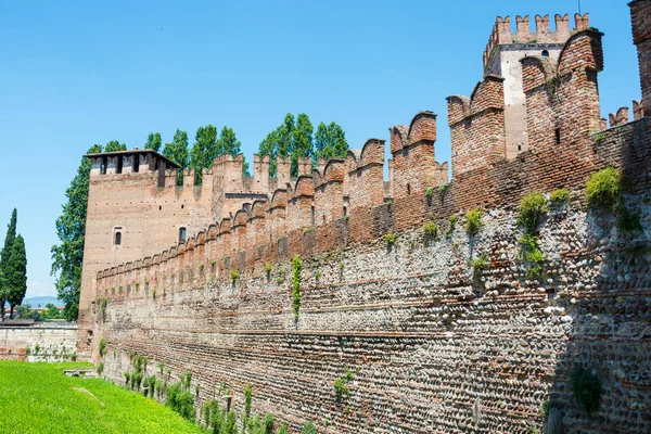 Los castillos del castillo Castelvecchio es un castillo en Verona, n — Foto de Stock