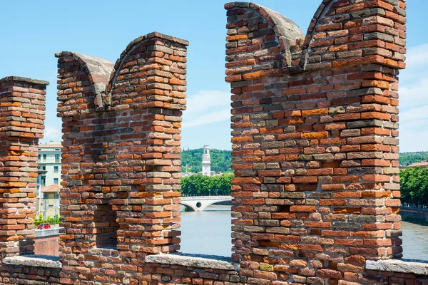 Vista de Verona desde el puente Scaliger del castillo Castelvecc — Foto de Stock