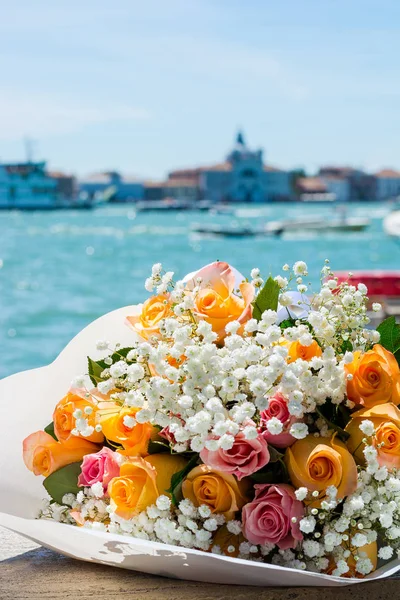 サン・ジョルジョ・マッジョーレ島バックグローのバラの花束 — ストック写真