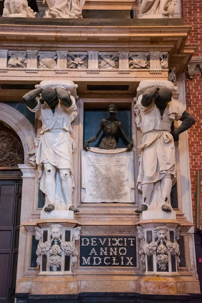 Redactionele. Juni 2019. Venetië, Italië. Fragment van het monument d — Stockfoto