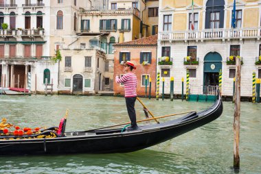 Editoryal. Haziran, 2019. Venedik, İtalya. Gondol üzerinde gondol üzerinde t