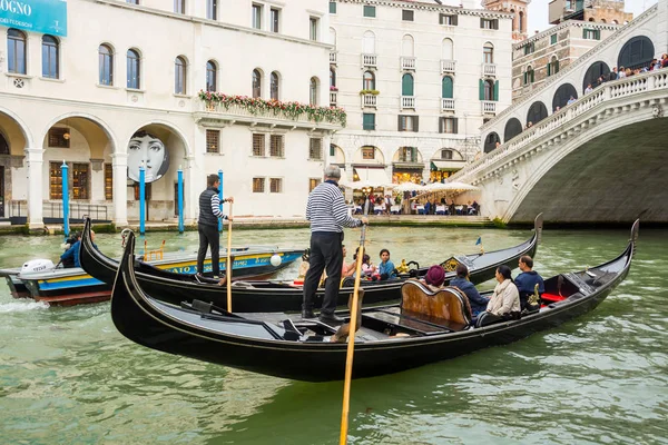 Editorial. Mai 2019. Venise, Italie. Gondoliers sur gondoles près de — Photo