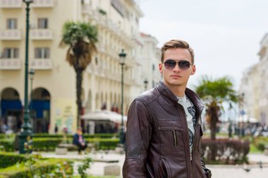 Güneş gözlüğü genç yakışıklı adam, turist, yaya Ari