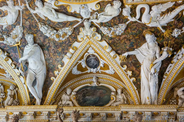 Scultura a Palazzo Ducale, la decorazione d'interni della chiesa — Foto Stock