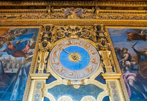 Relógio de parede com signos do zodíaco na sala do Senado do Do — Fotografia de Stock