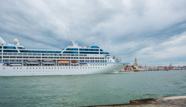 Venedik Lagünü 'nde Cruise liner ve tersi görünüm