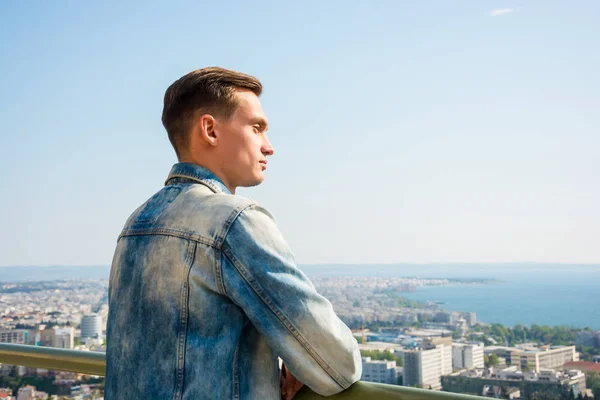 Junger gutaussehender Mann, Tourist, in der Nähe der Oberstadt Festung in der — Stockfoto