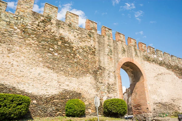 Крепостные стены башни Тригонион в Ано Поли в — стоковое фото