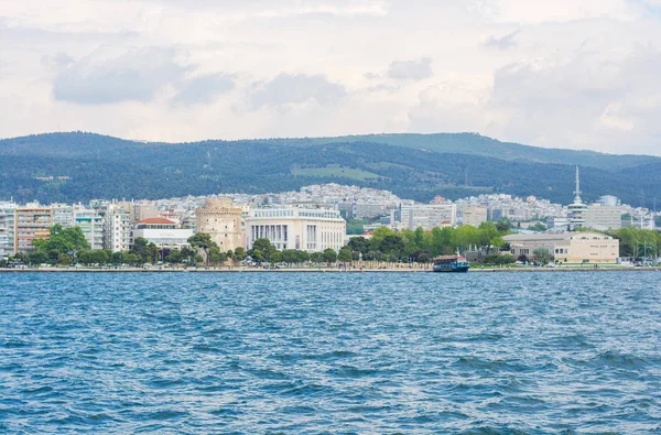 Cityscape, view of the a White Tower in the center Thessaloniki — Stock Photo, Image