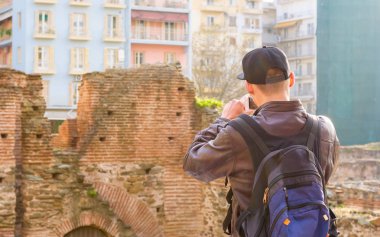 Genç adam, turist, sırt çantası ile, bir akıllı telefon üzerinde resim P