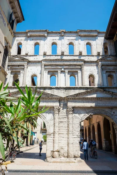 Editorial. Mayo de 2019. Verona, Italia. Antiguo Porta Borsari, una vez — Foto de Stock