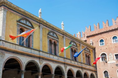 Sinyoria Meydanı (Piazza dei Signori) - merkezi histor biri