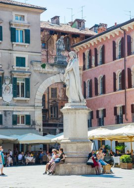 Editoryal. Mayıs, 2019. Dante Anıtı Signoria'da dikildi.