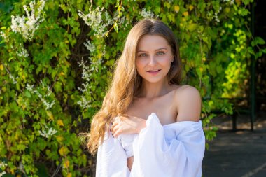 Th beyaz giysiler içinde çıplak omuzlu genç güzel kadın