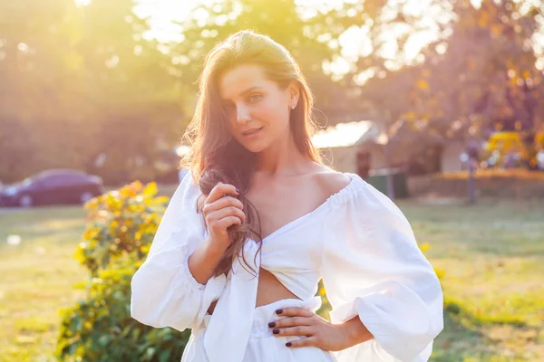 Jeune belle femme aux épaules nues en vêtements blancs en th — Photo