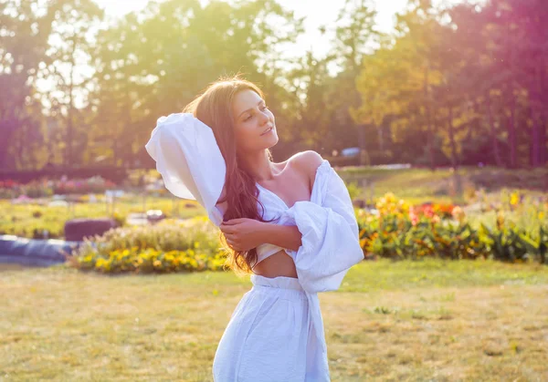 Jovem mulher bonita com ombros nus em roupas brancas em th — Fotografia de Stock