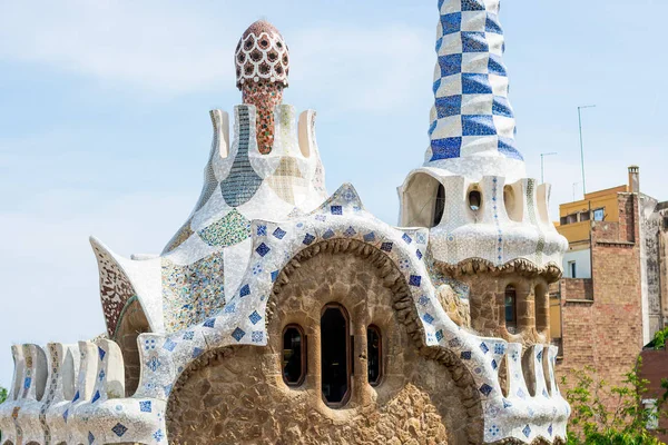 Parkın girişi. Par bir zencefilli evin çatı