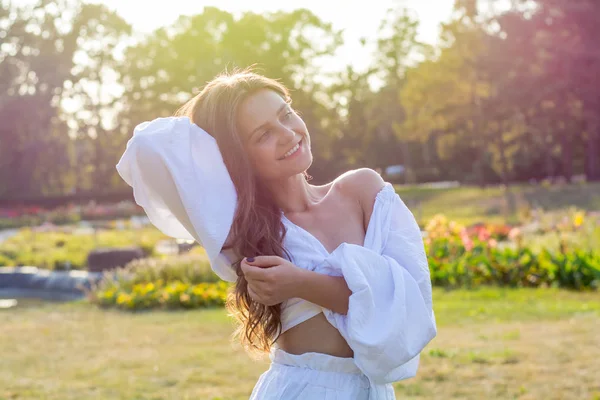 Jovem mulher bonita com ombros nus em roupas brancas em th — Fotografia de Stock