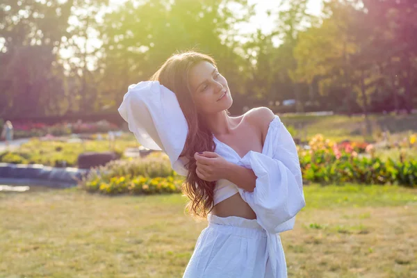 Jeune belle femme aux épaules nues en vêtements blancs en th — Photo