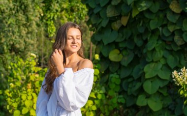 Th beyaz giysiler içinde çıplak omuzlu genç güzel kadın