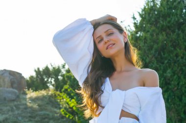 Th beyaz giysiler içinde çıplak omuzlu genç güzel kadın