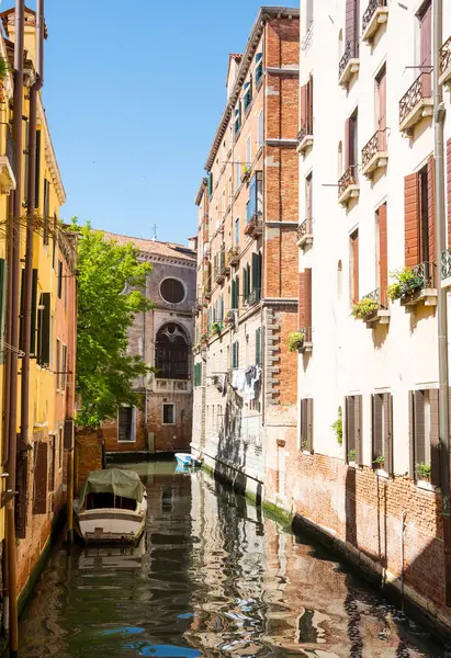 Vue du canal, maisons anciennes et bateaux à Venise, Italie — Photo