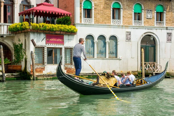 Editorial. Mai 2019. Venise, Italie. Gondolier conduisant le gondole — Photo