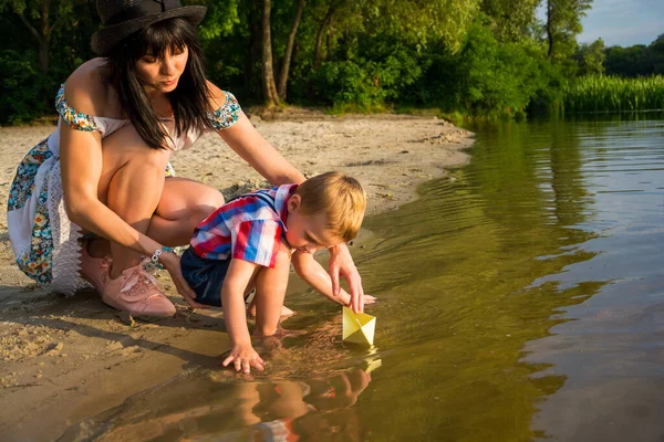 Mam Helpt Kleine Jongen Papieren Boot Naar Het Water Laten — Stockfoto