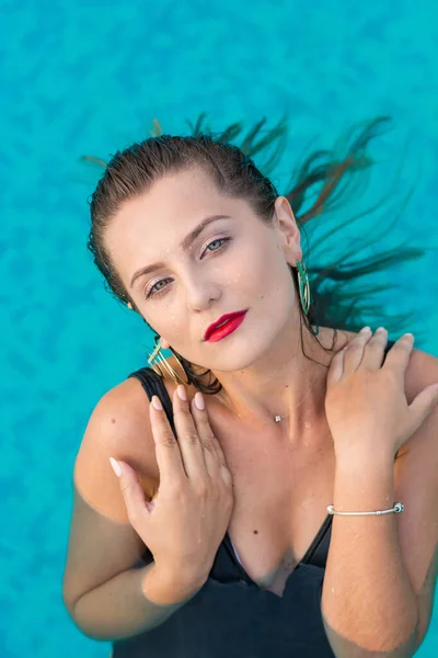 Retrato Una Hermosa Joven Piscina Mujer Relaja Una Piscina Joven — Foto de Stock