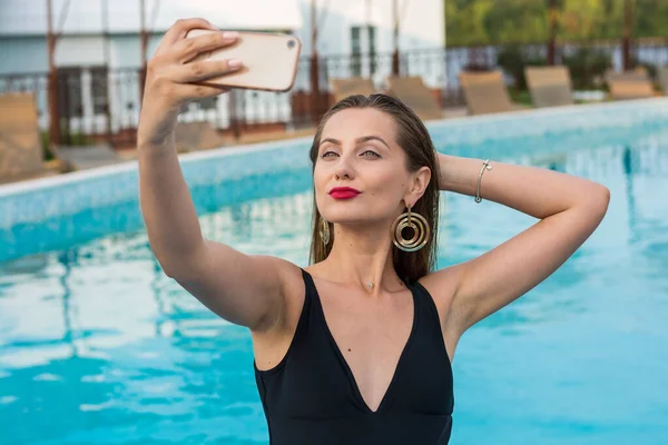 Joven Hermosa Mujer Haciendo Selfie Teléfono Inteligente Piscina Hermosa Joven —  Fotos de Stock