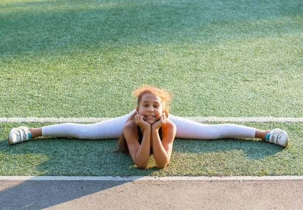 Teenage Girl Training Stadium Doing Stretching Twine Teenage Girl Warming — Stock Photo, Image