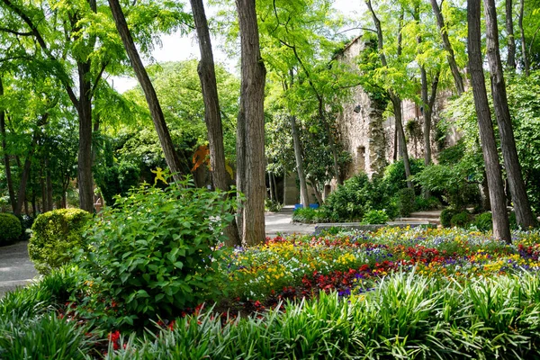 İspanya 'da Girona' nın tarihi bölümünde, kale duvarının yanında çiçeklerle birlikte park et.