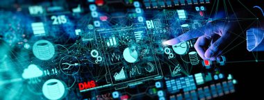 Kpi finansal grafikleri ve grafik ve otomatik pazarlama panosu ile iş kadını el dokunmabağlı dişli dişli ile iş veri analizi süreç yönetimi.